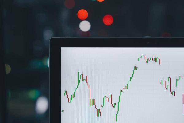 Una pantalla con gráficas. Las figuras chartistas son las formas que toman las subidas y bajadas de los gráficos de valores. 