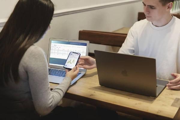 Dos traders se juntan para hacer análisis técnico y detectar un pullback. 