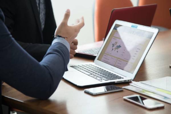 Hombre frente a la computadora analizando los sistemas de trading para Forex.