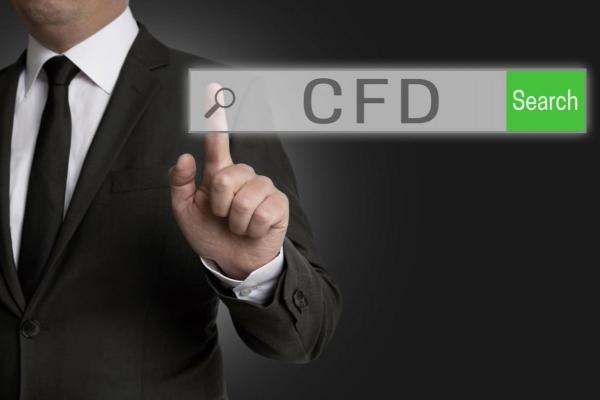 Un hombre con corbata investiga en el buscador qué son CFD.