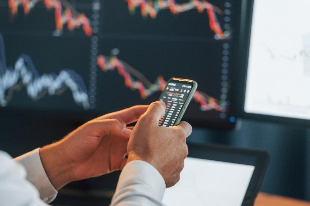 Un inversor revisa en su celular la cotización de acciones baratas.