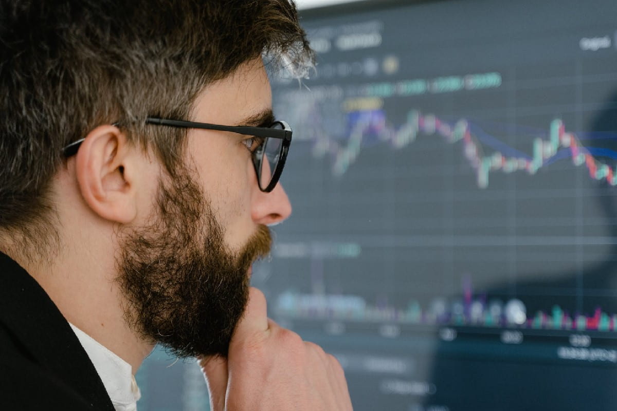 Hombre pensando en qué acciones más rentables invertir. 