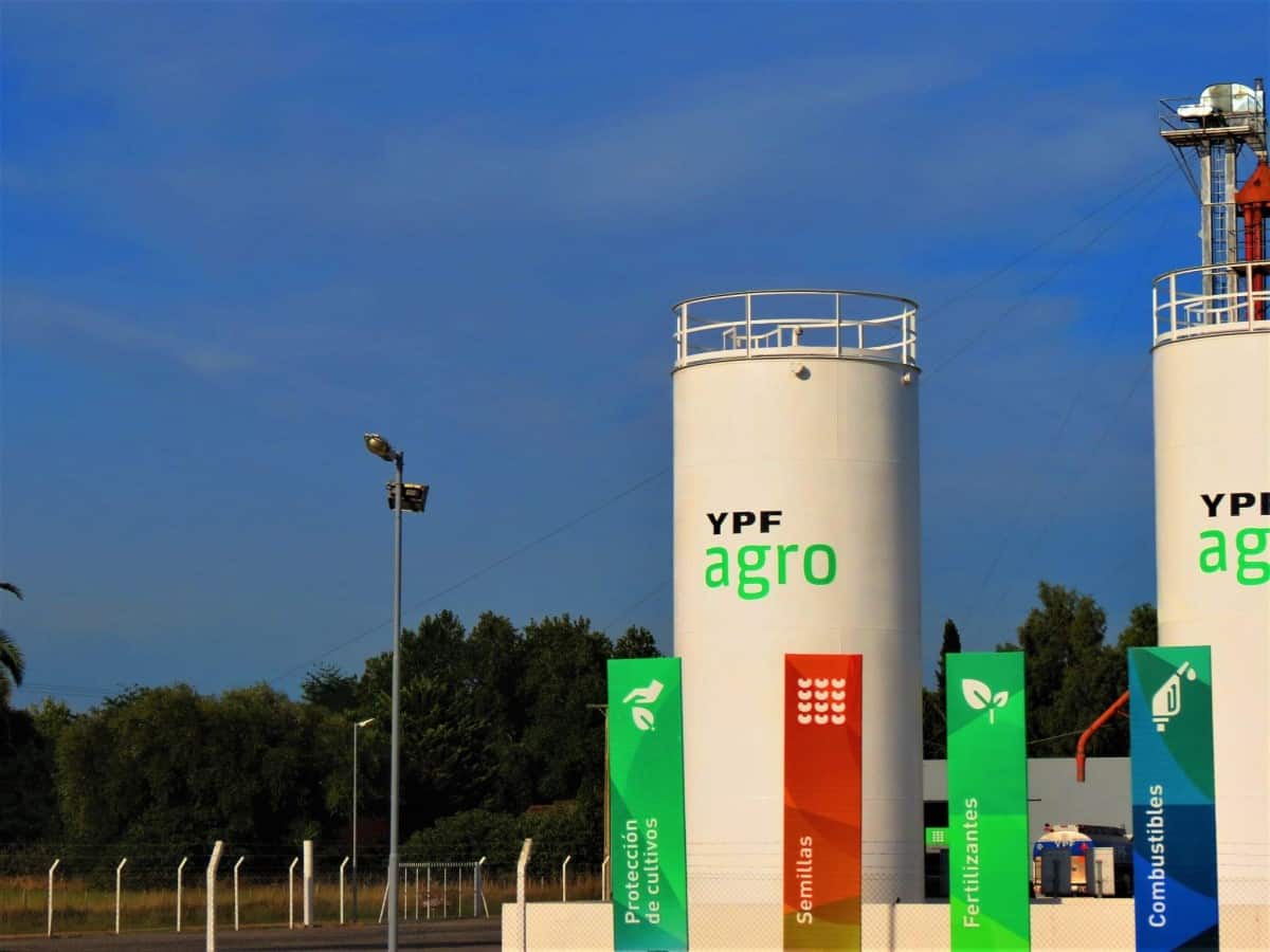 Gasolinera. Conocé las razones para invertir en las acciones YPF.