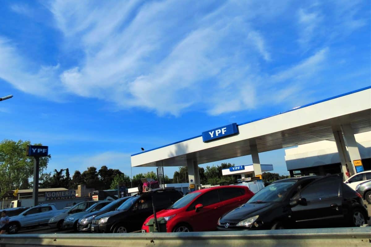 Estación de gasolina. Descubrí cómo invertir en acciones YPF.