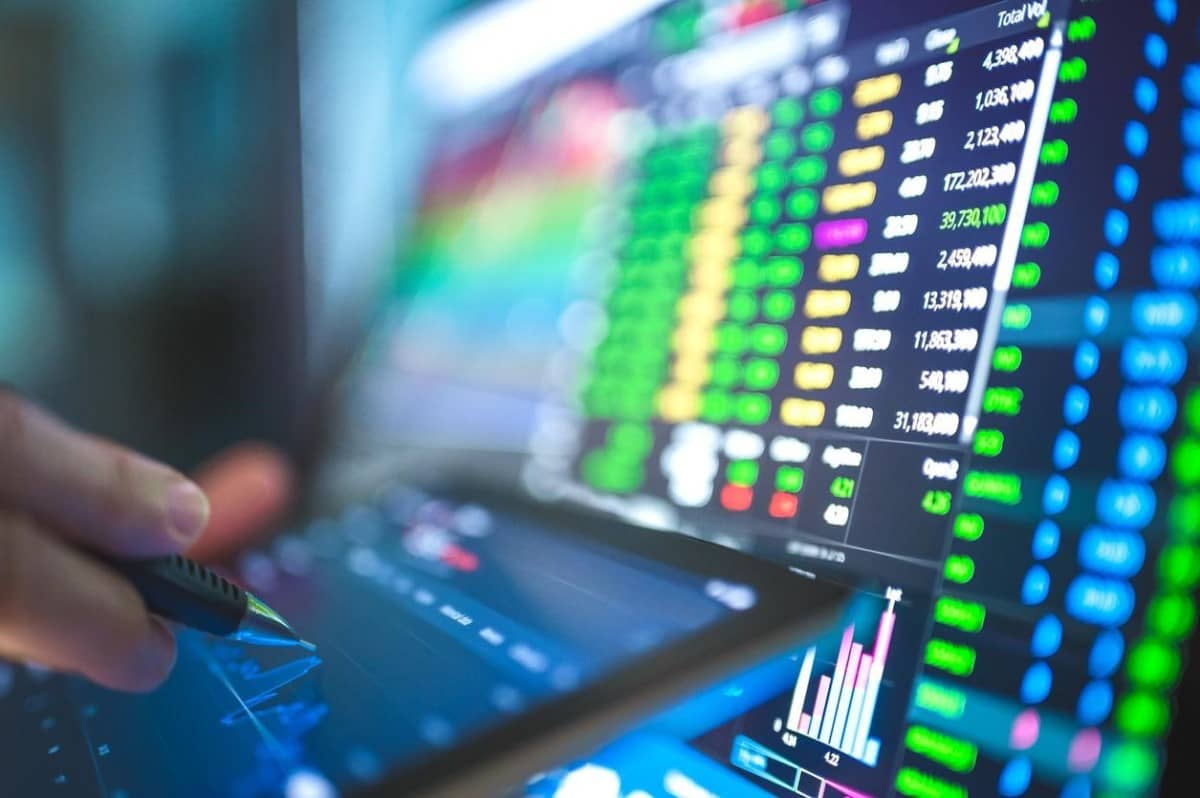 Un inversor revisa tendencias para un análisis de oportunidades de mercado.