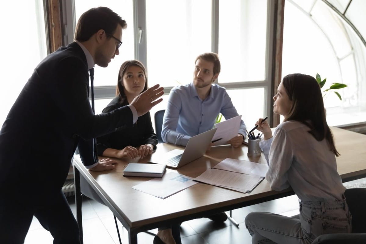 Un equipo de trabajo conversa sobre un análisis de riesgo.