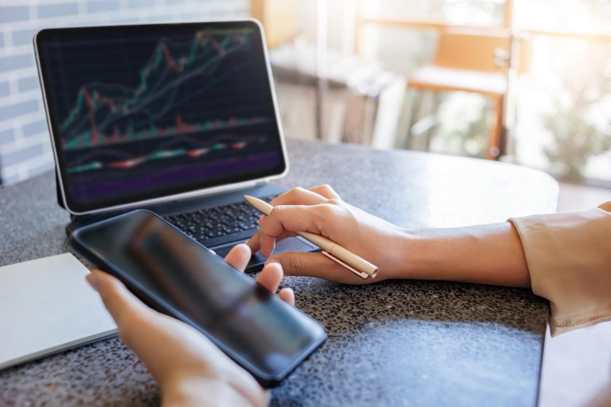 Una persona analiza gráficos y otras herramientas para aprender a invertir.