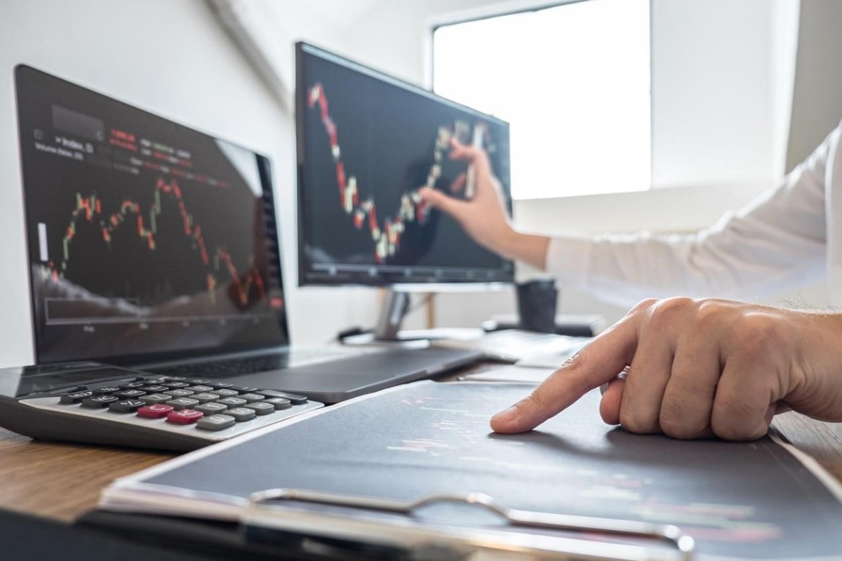 Un empresario estudia y compara datos de la bolsa de valores.