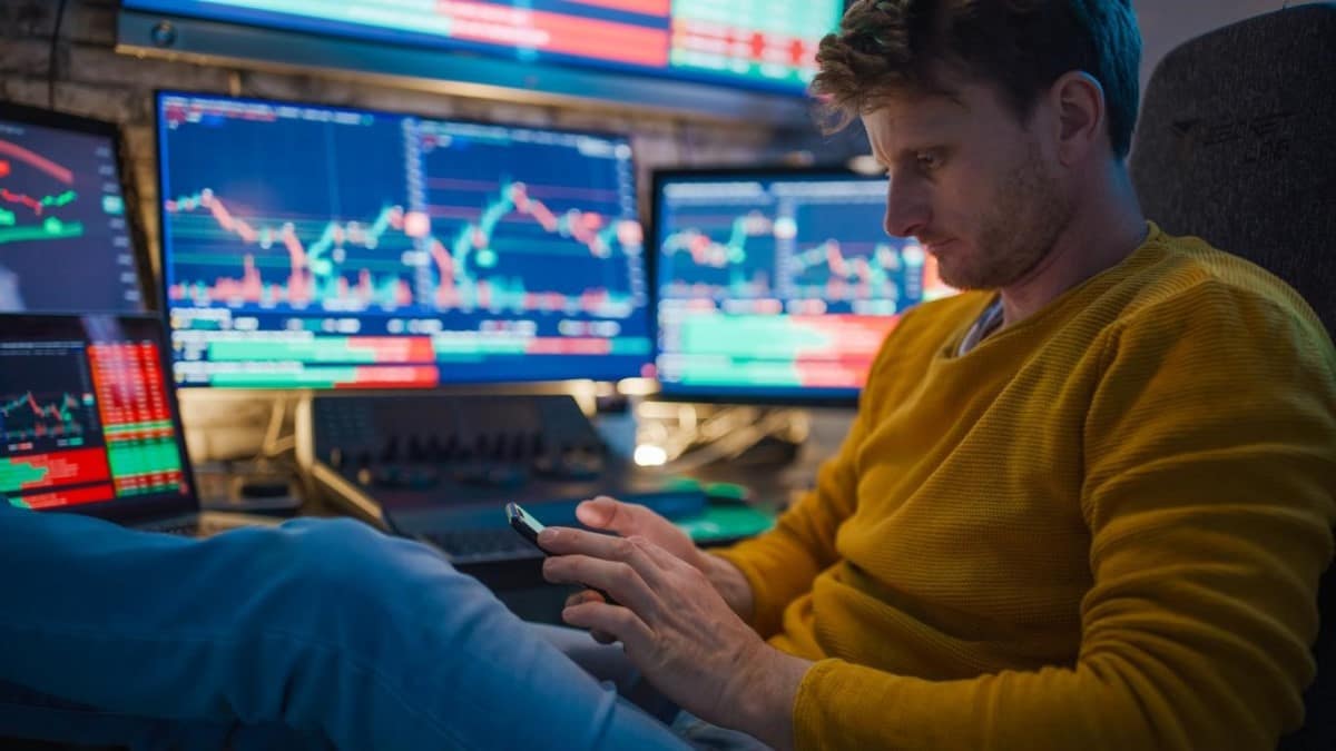 Inversionista monitorea el mercado de valores a través de un bróker de bolsa.