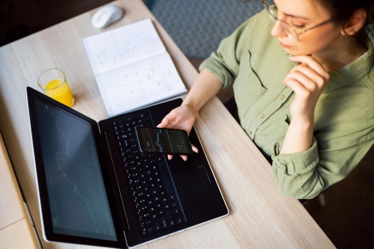 Mujer hace trading de criptomonedas a través de brókers en Colombia.