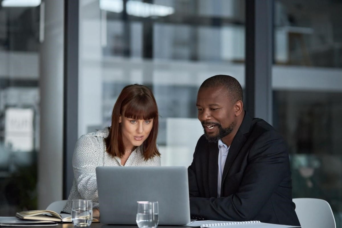 Inversionistas analizan brókers en México desde su laptop.
