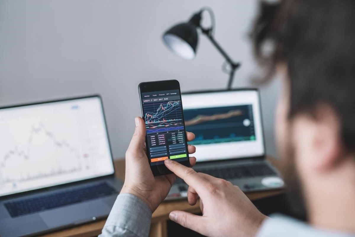 Trader opera desde su celular tras abrir una orden Buy Limit.