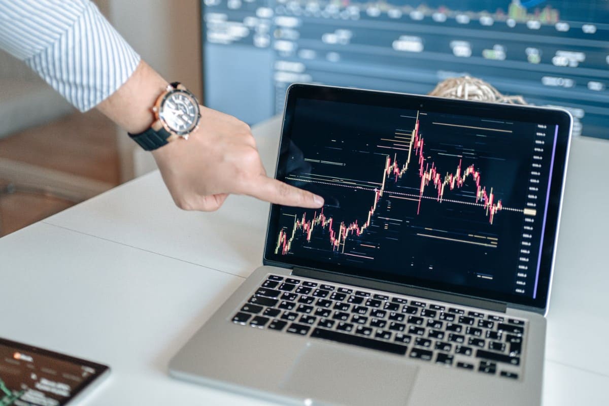 Trader analizando gráficos desde una computadora