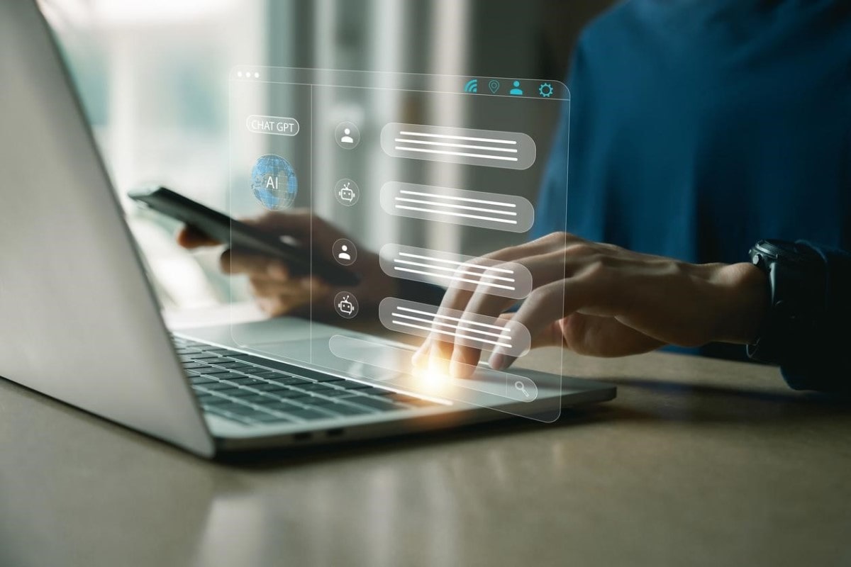 Joven interactúa con un chatbot tras descubrir los beneficios de qué es Chat GPT.