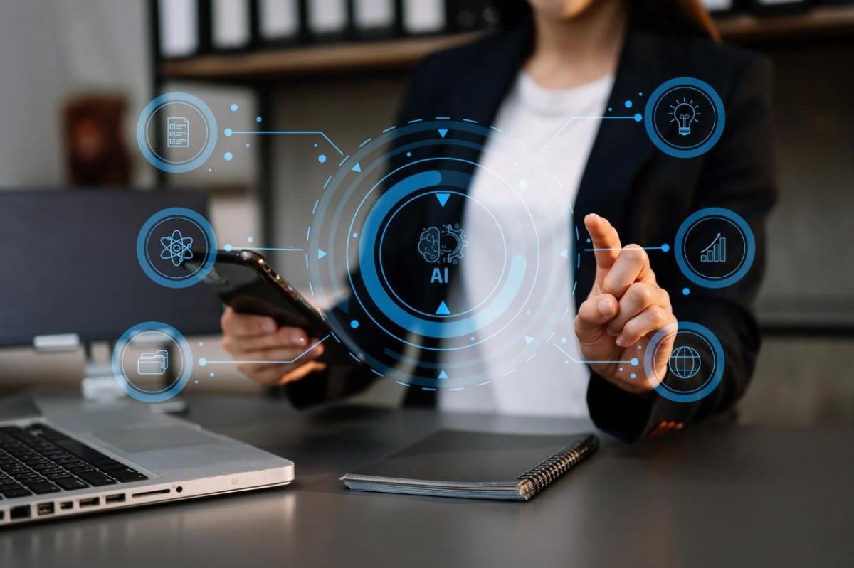 Una mujer usa Chat GPT para trading para conocer tendencias y tomar decisiones.