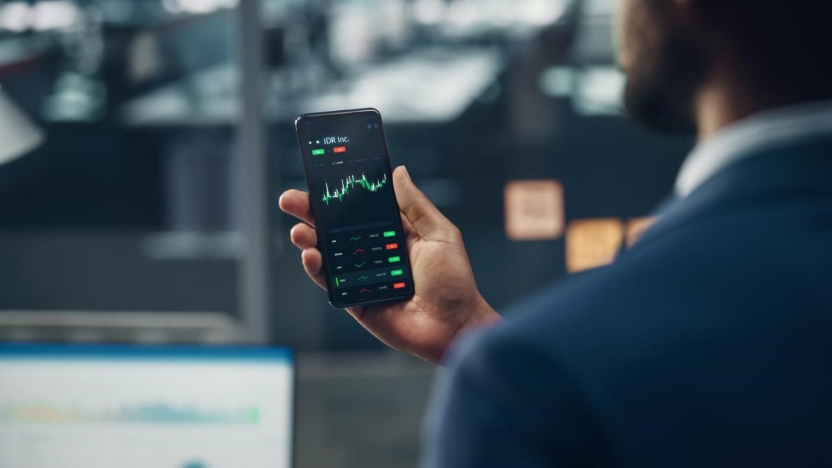 Inversor indaga gráficas de una empresa y estudia cómo comprar acciones en Perú.