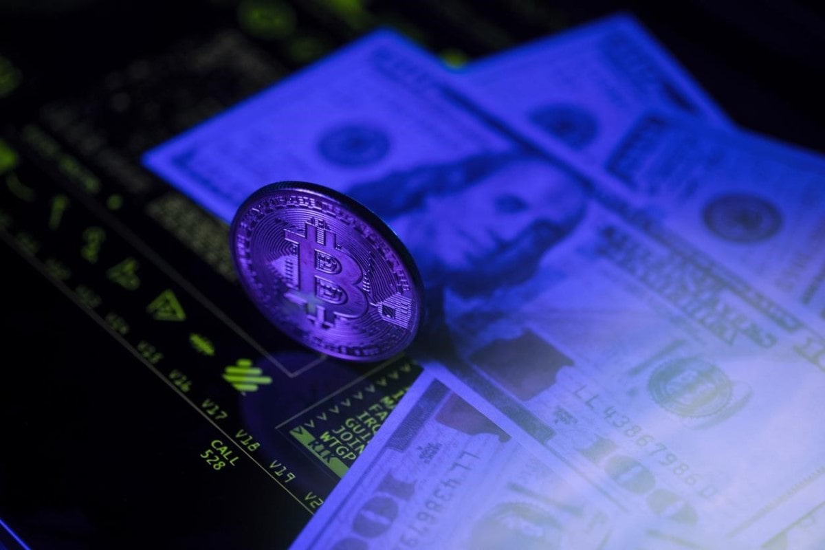 Foto conceptual de ganancia en dólares de minar BTC. Aprende cómo comprar Bitcoin en Perú y diversifica tus inversiones.