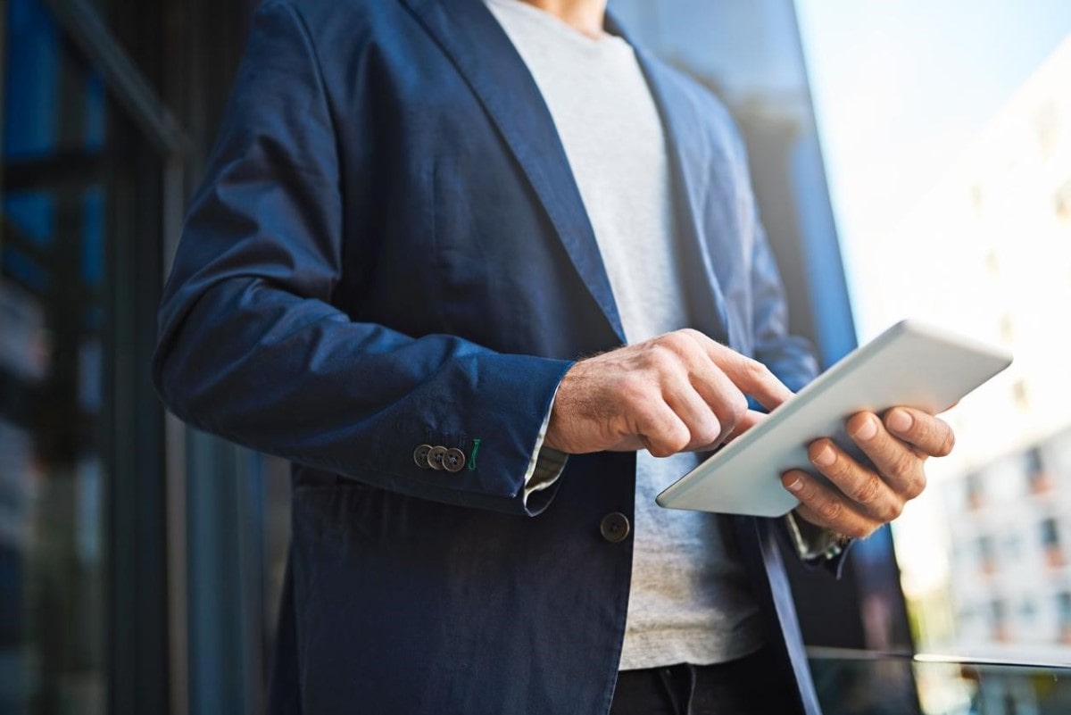 Un trader analiza en su tablet cómo invertir en S&P 500.