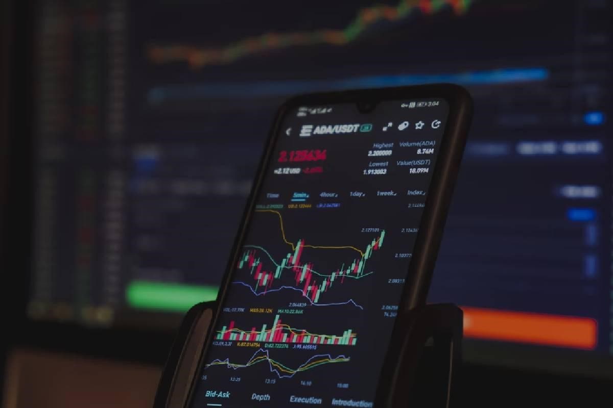 Analizar los gráficos de tendencias es relevante al aprender cómo crear una criptomoneda. 