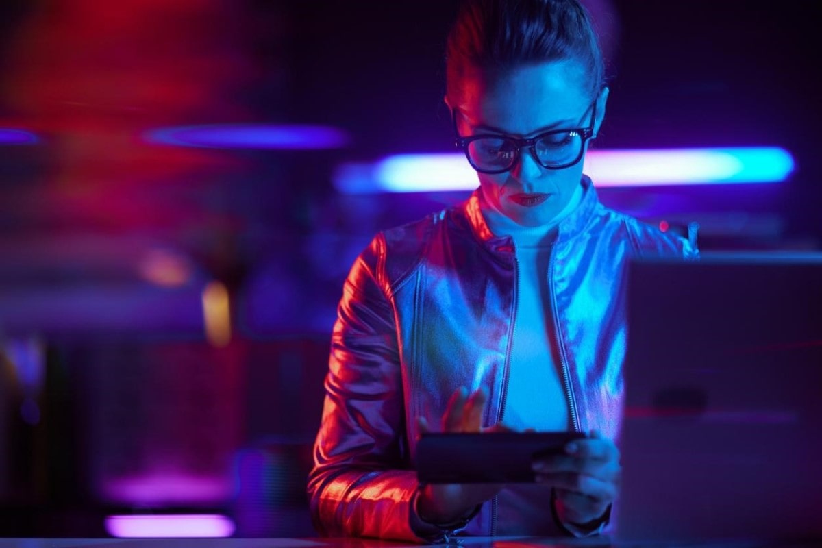 Trader investiga en su celular sobre las criptomonedas en Colombia.