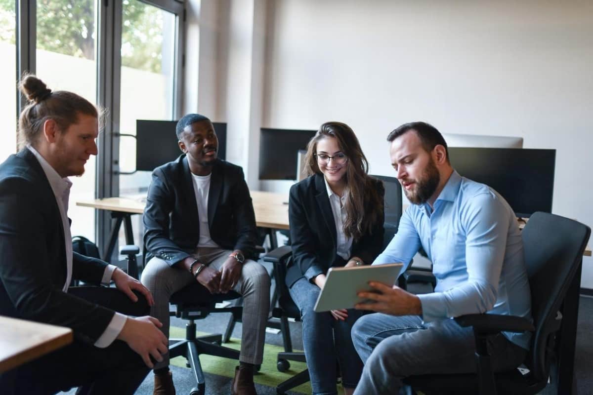 Un grupo de empresarios inmobiliarios conversan sobre crowdfunding