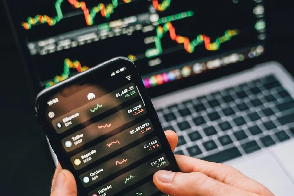 Persona investigando qué es y cómo funcionan las DAO.