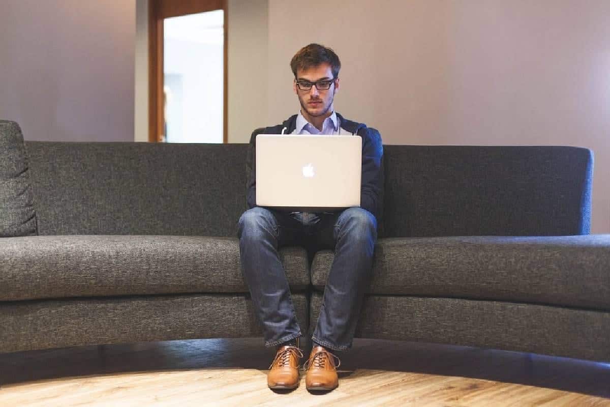 Un trader haciendo transacciones con la criptomoneda Dash desde la computadora.