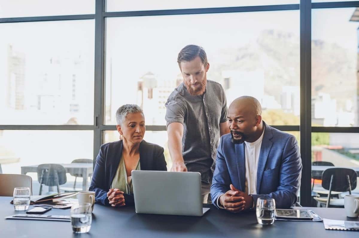 Ejecutivos conversan y analizan la depreciación de un activo de su empresa.