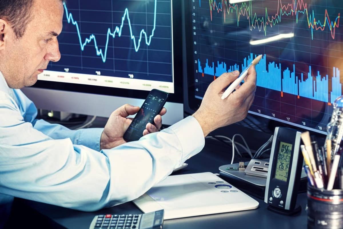 Un trader experimentado analiza el máximo drawdown de una inversión.