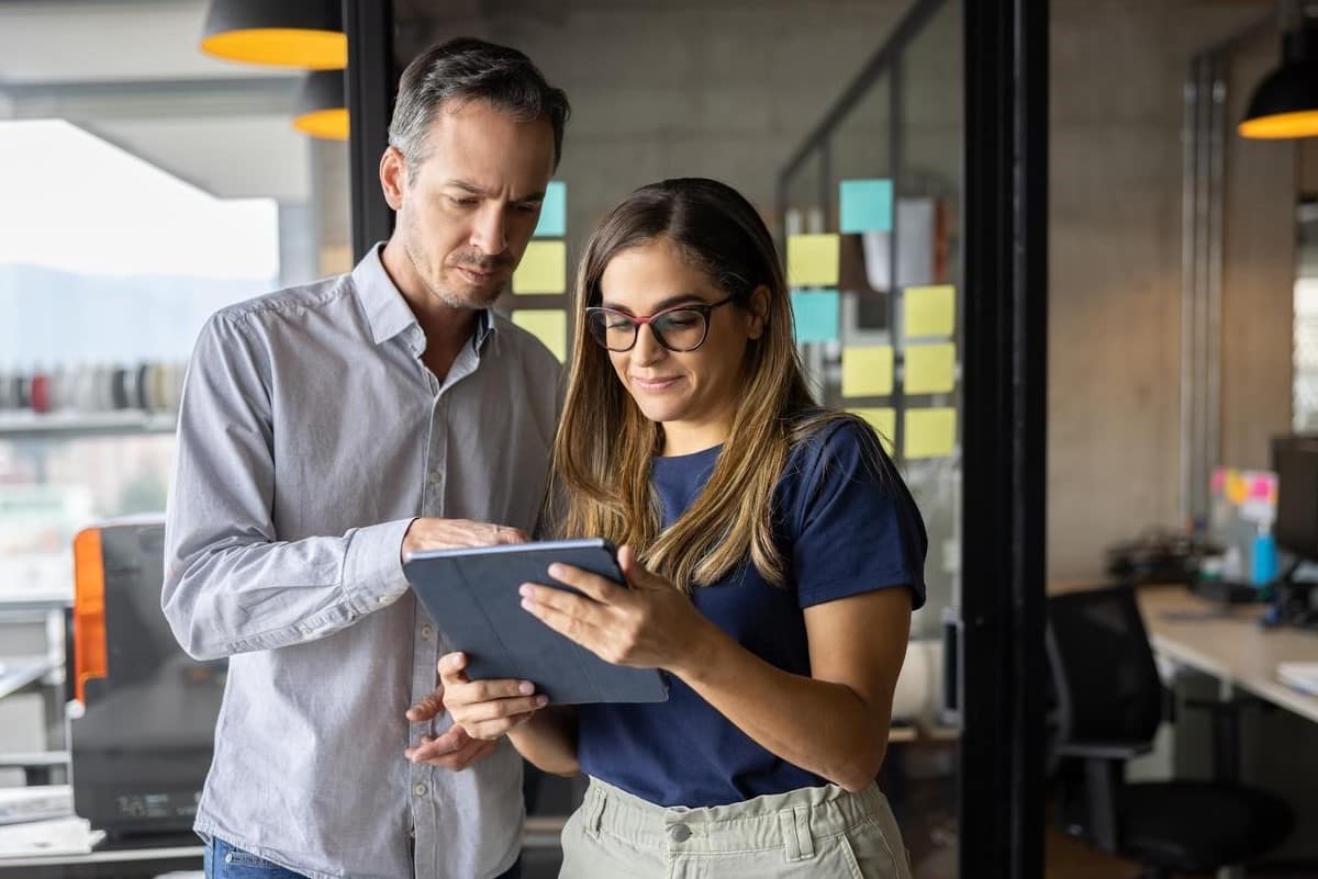 Inversionistas analizan métricas como el drawdown antes de operar desde su tablet.