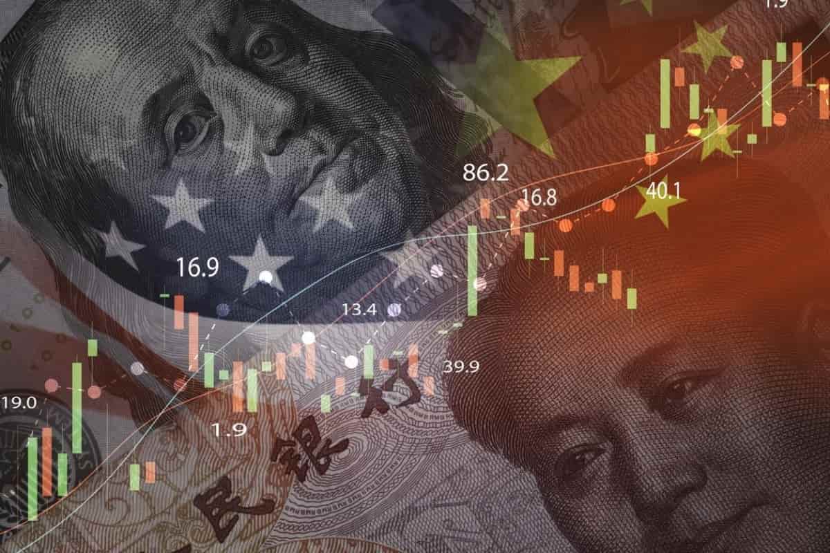 Bandera de EE.UU y China sobre billetes de USD y Yuan. Estos países representan dos potencias de la economía mundial.