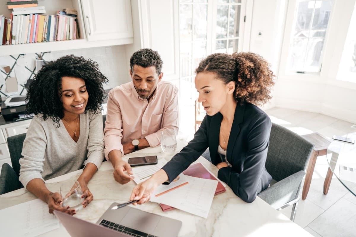 Un grupo de personas usan herramientas de educación financiera en su computadora.