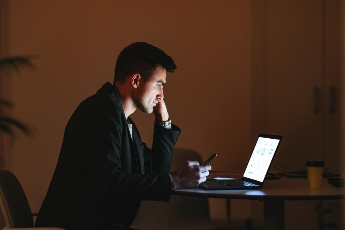 Trader analiza en su laptop las empresas de inteligencia artificial en Bolsa.