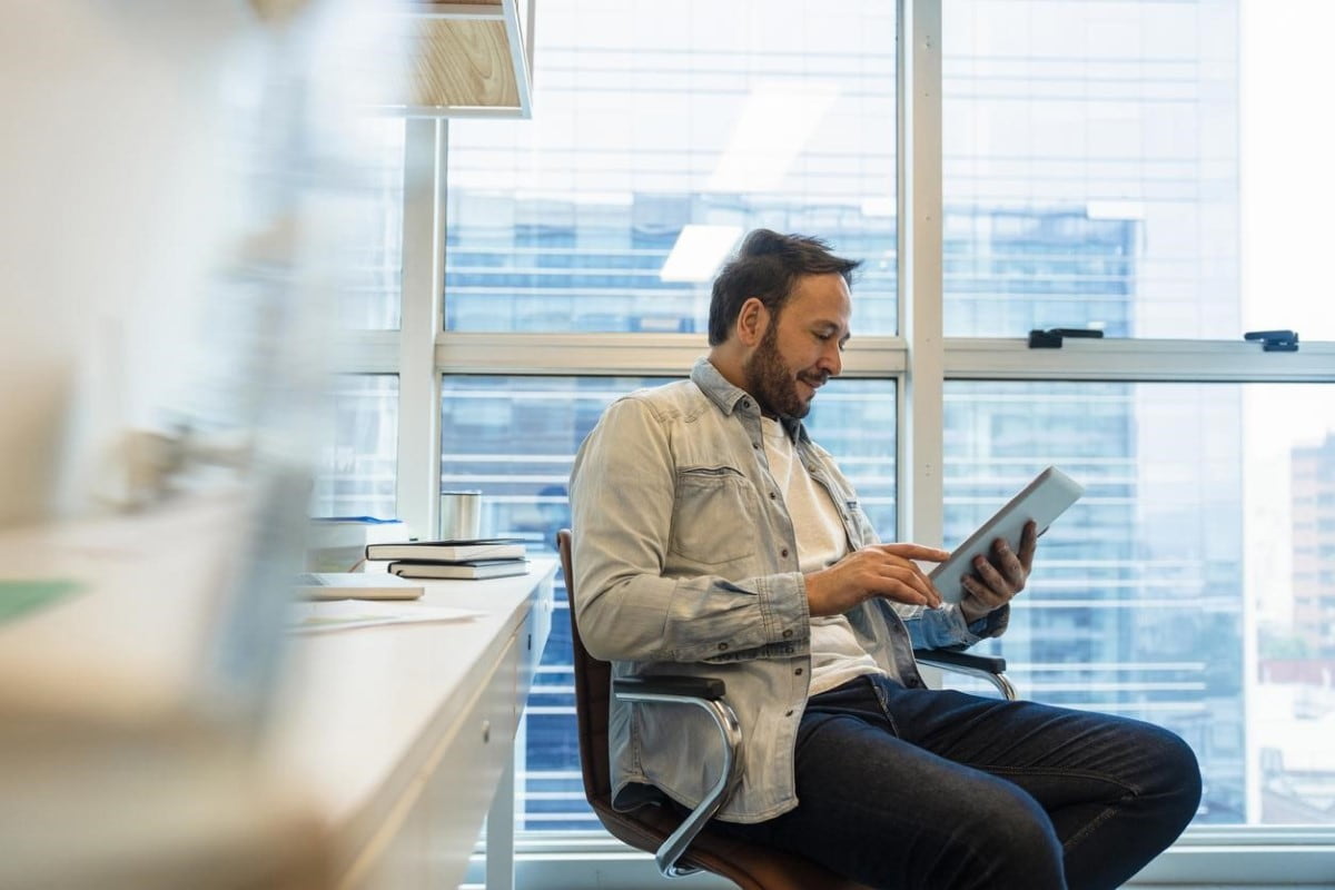 Un trader operando en su tableta con los ETFS más rentables.