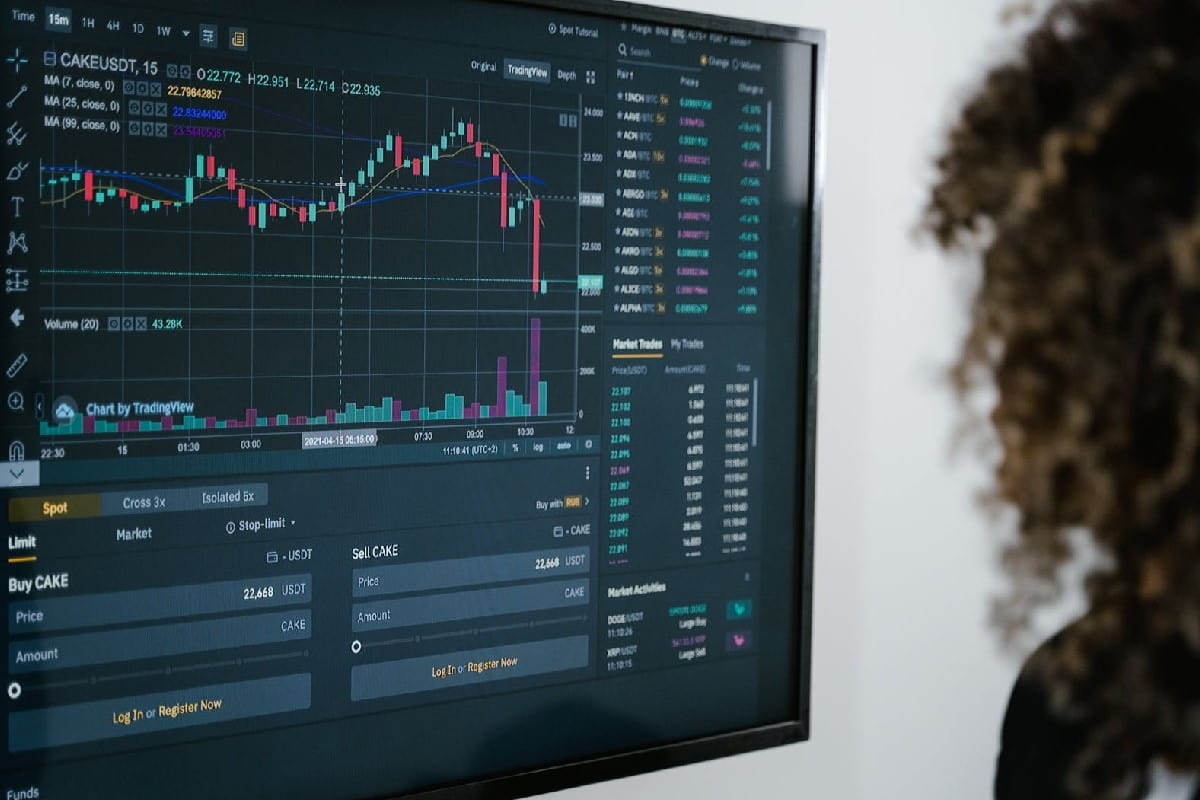 Mujer investigando las características y cómo funciona un ETP.