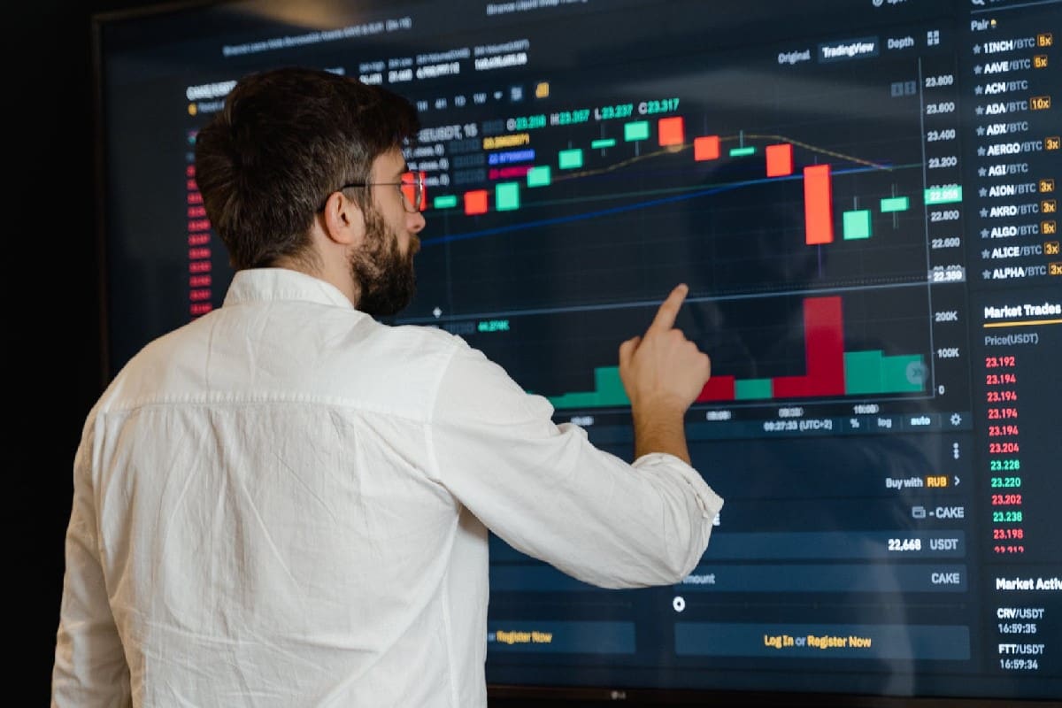 Hombre analizando los tipos de ETP y cómo operar con ellos.