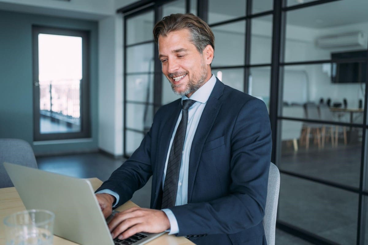 Inversionista investiga en su laptop todo sobre fondos mutuos.