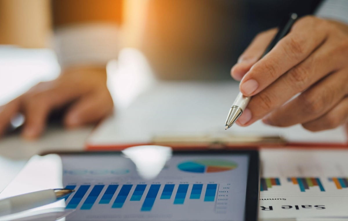 Un empresario estudia gráficos de fondos mutuos donde invirtió su dinero.