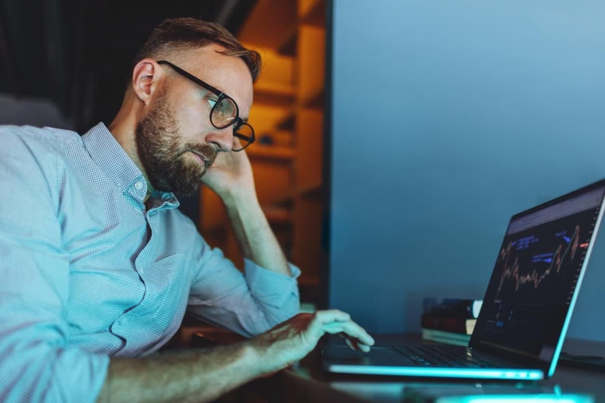 Un inversionista analiza e interpreta un gráfico de tendencia en su computadora.