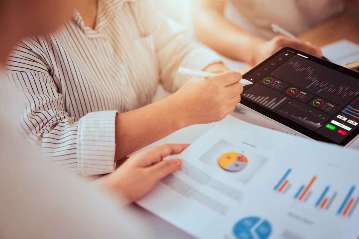 Un equipo de empresarios estudia indicadores económicos.