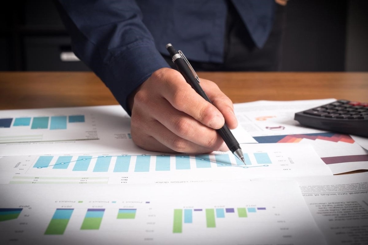 Hombre de negocios revisa indicadores macroeconómicos antes de realizar una inversión.