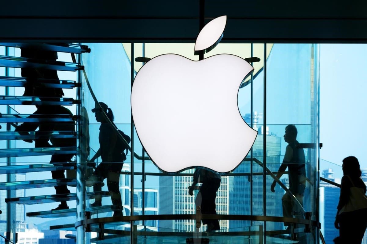 Personas ingresando a una tienda de Apple, una de las empresas más representativas del índice S&P 500.