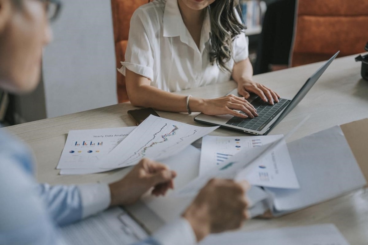 Empresarios analizan gráficas de tendencia de diferentes instrumentos de inversión.