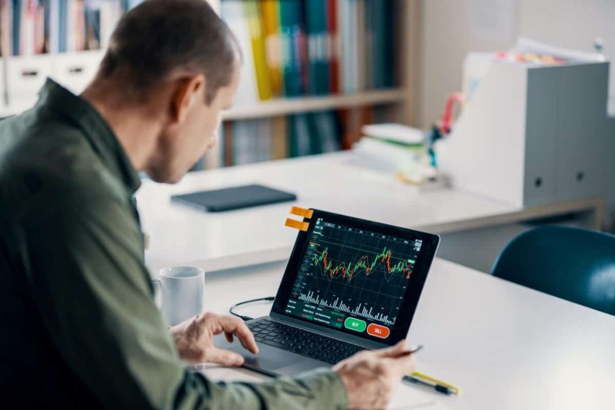 Un trader analiza tendencias en su laptop antes de invertir en commodities del precio de Dash.