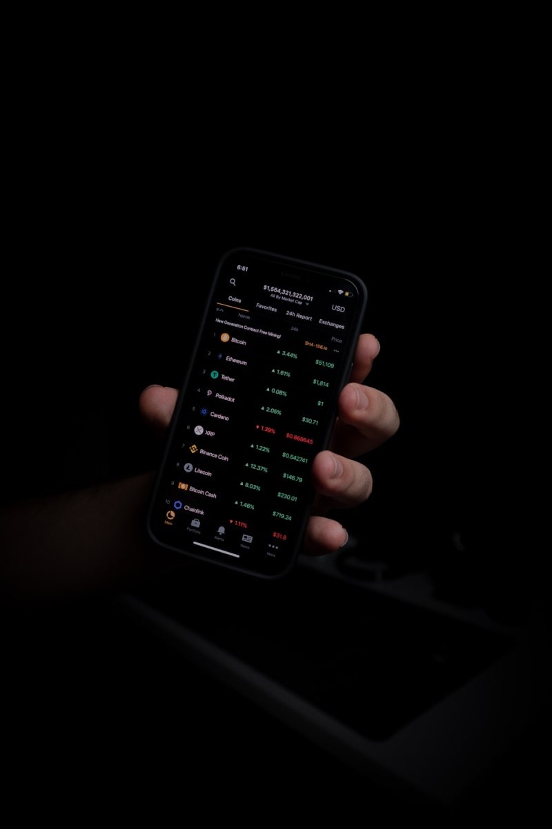 Una persona revisando información en su computadora y conversando sobre invertir.