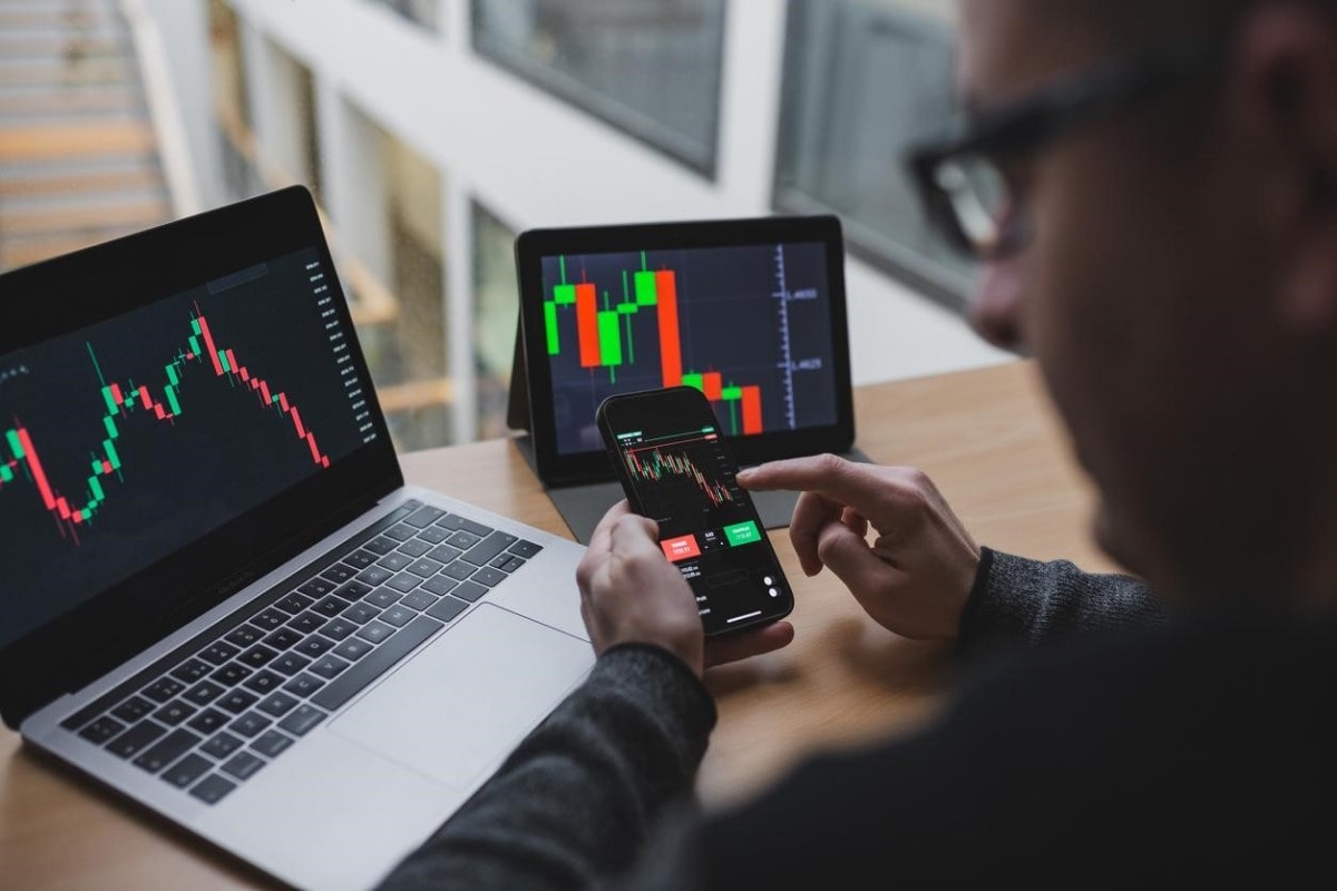 Un trader analiza gráficas de tendencia en una de las mejores plataformas de trading.