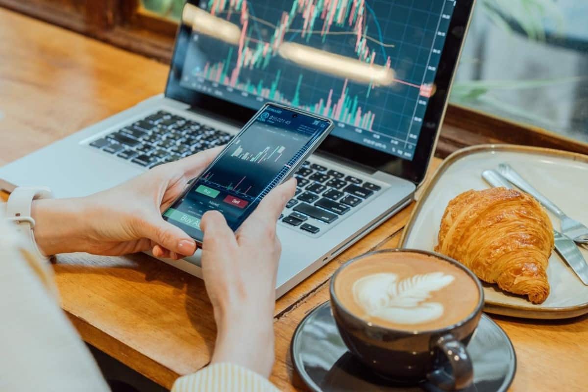 Una joven inversionista opera a través de una de las mejores plataformas de trading.