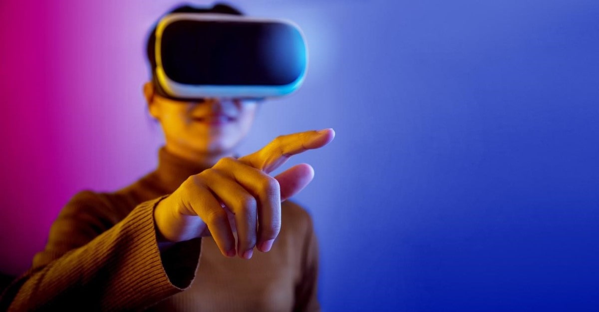 Una mujer con gafas de realidad virtual se sumerge en Decentraland, metaverso cuyo token es MANA, criptomoneda del futuro.