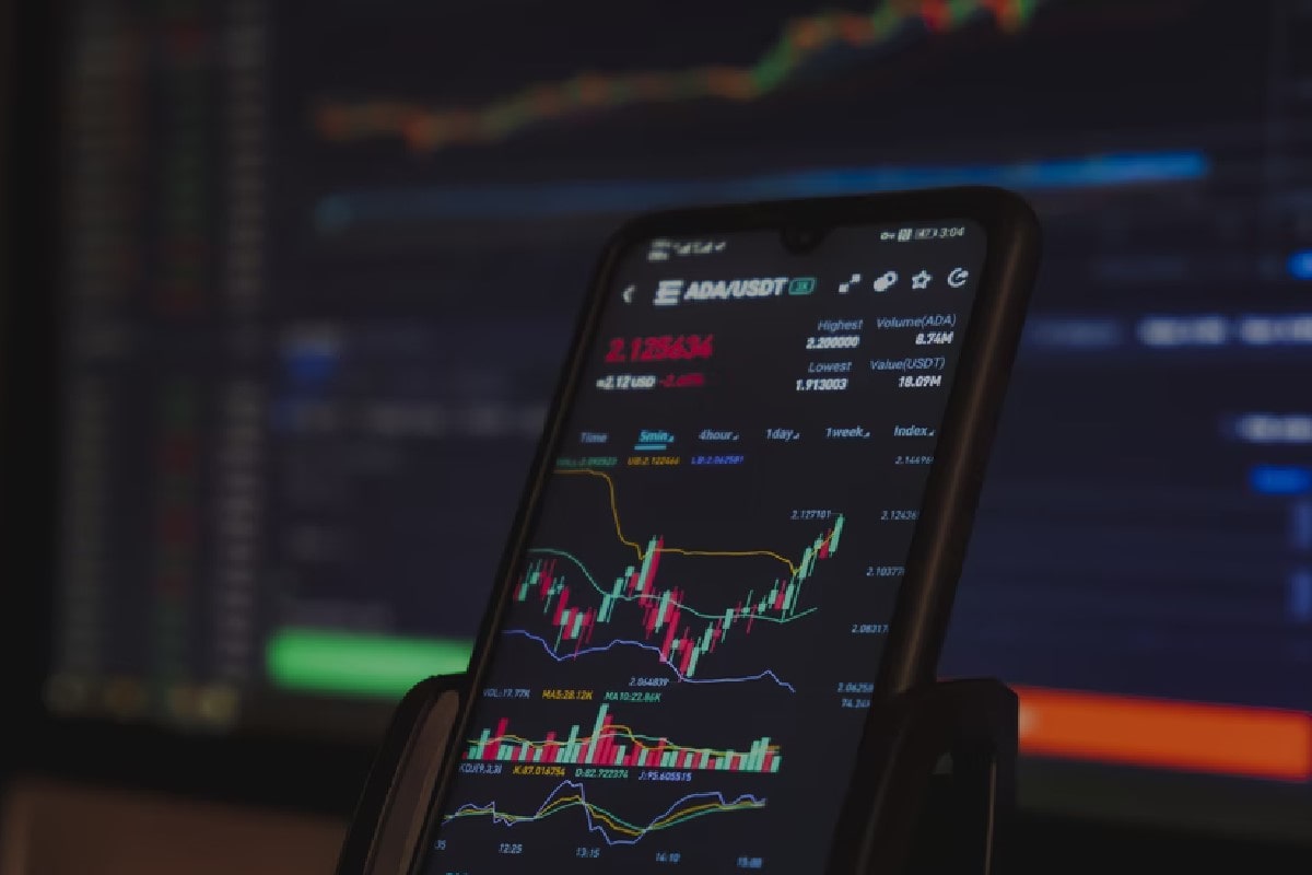 Celular muestras las cotizaciones de distintas criptomonedas y su capitalización 