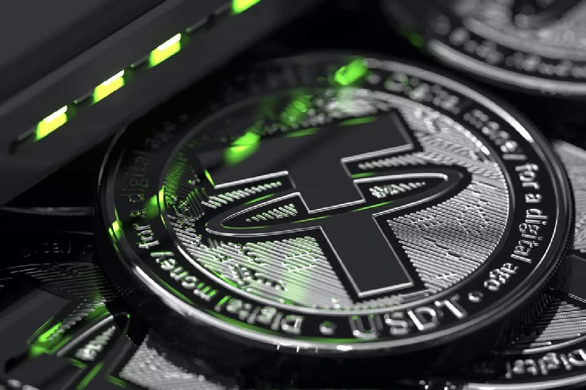 Moneda con el símbolo de Tether, la criptomoneda estable que replica 1 a 1 el precio del dólar norteamericano.